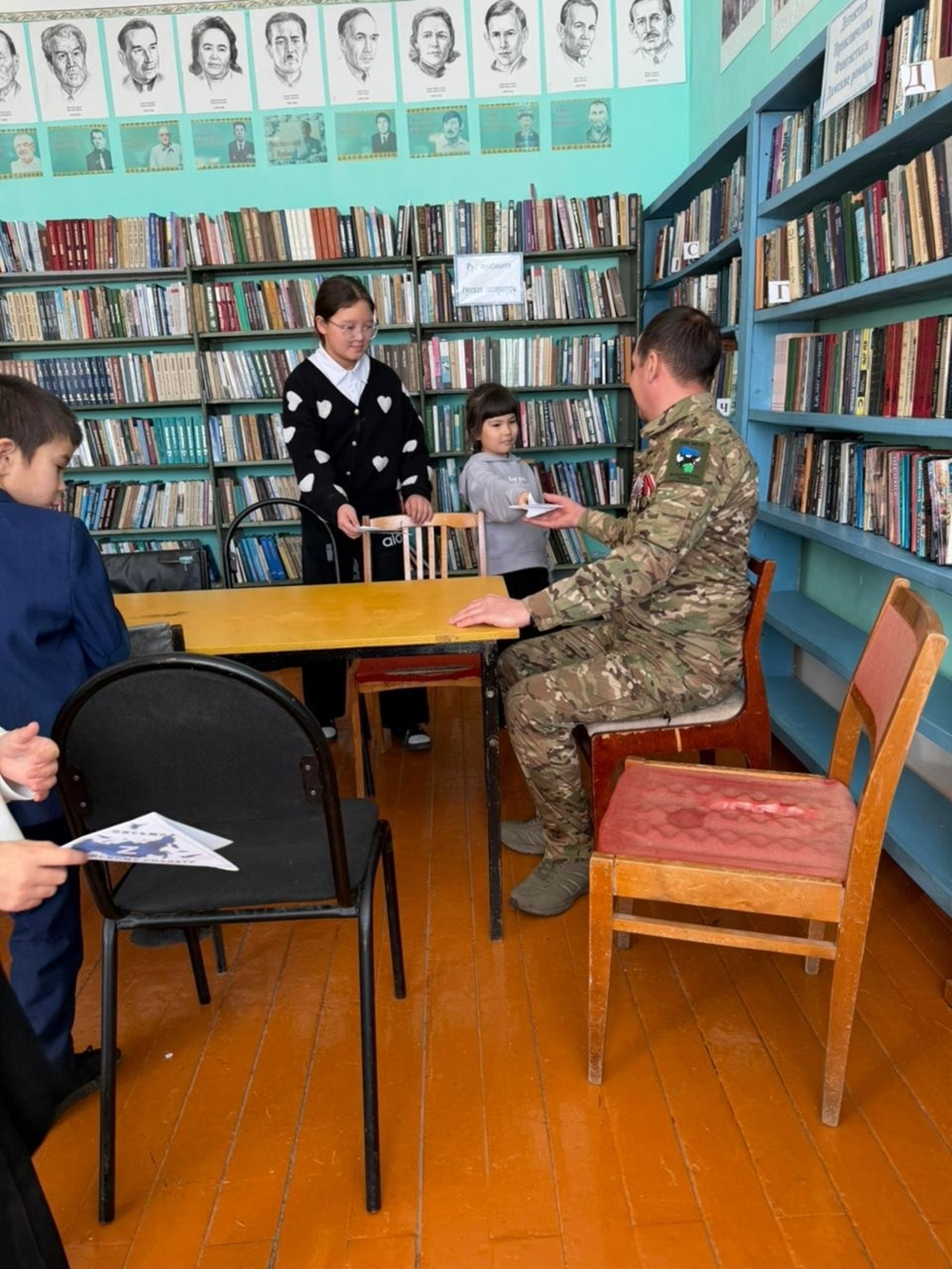 Балалар  яугир менән осрашты