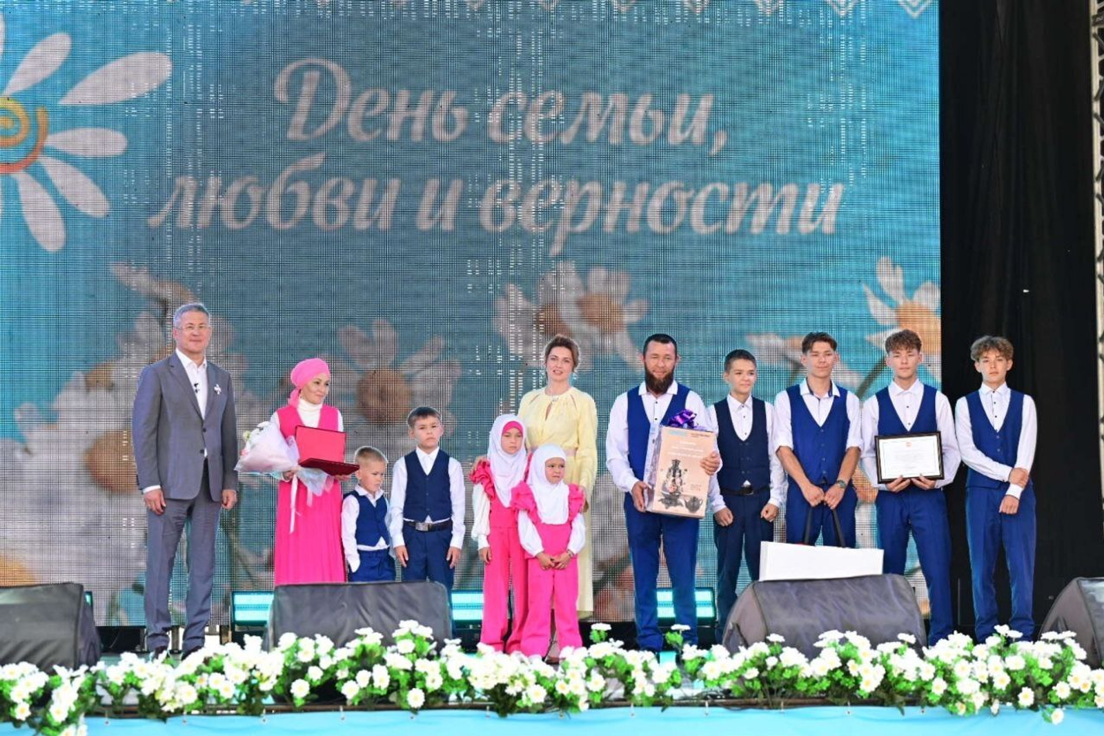 Күркәм ғаиләләр тәбрикләнде