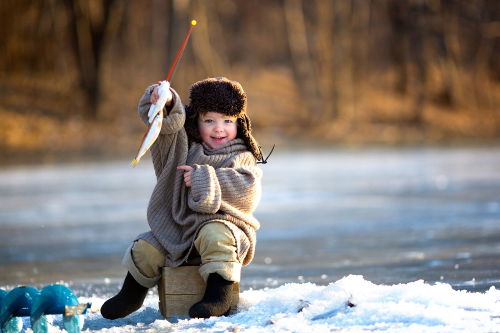Мальчики ловят девочек. Зимняя рыбалка. Фотосессия зимней рыбалки. Мальчик Рыбак. Маленький Рыбак.