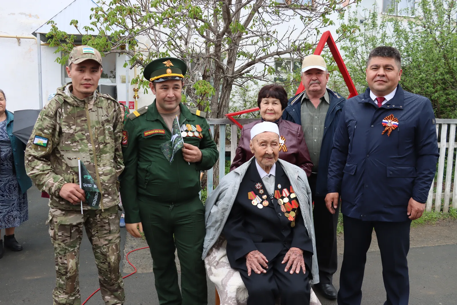 Хәйбулланың һуңғы ветеранының йорто алдында парад үтте