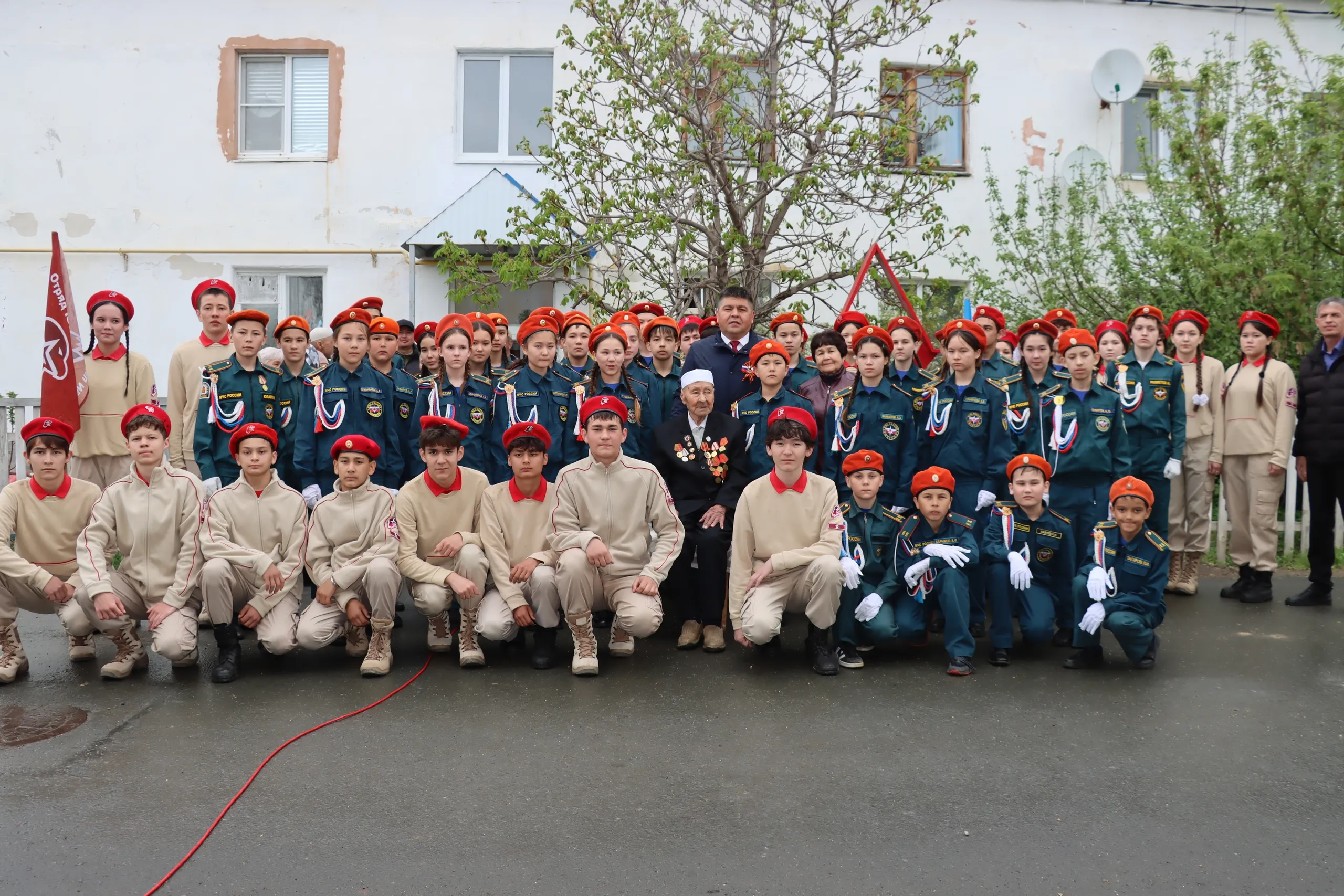 Хәйбулланың һуңғы ветеранының йорто алдында парад үтте