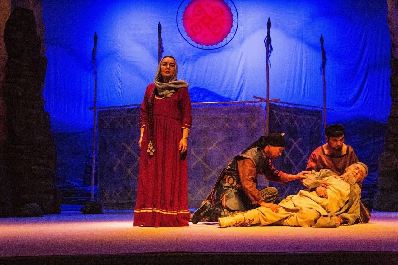 38 йыл ғүмерен сәхнәгә арнаған