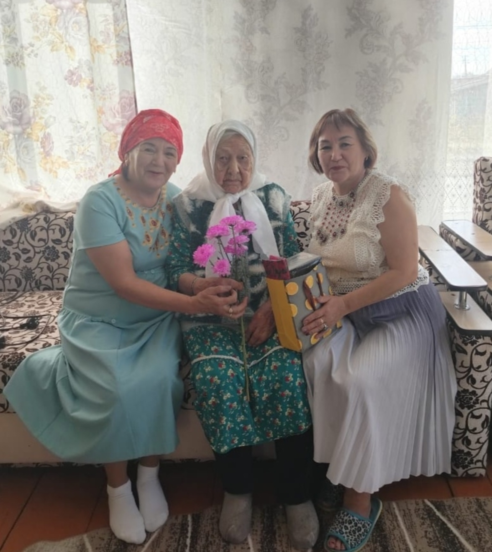 Уҡытыусыбыҙға 100 йәш!