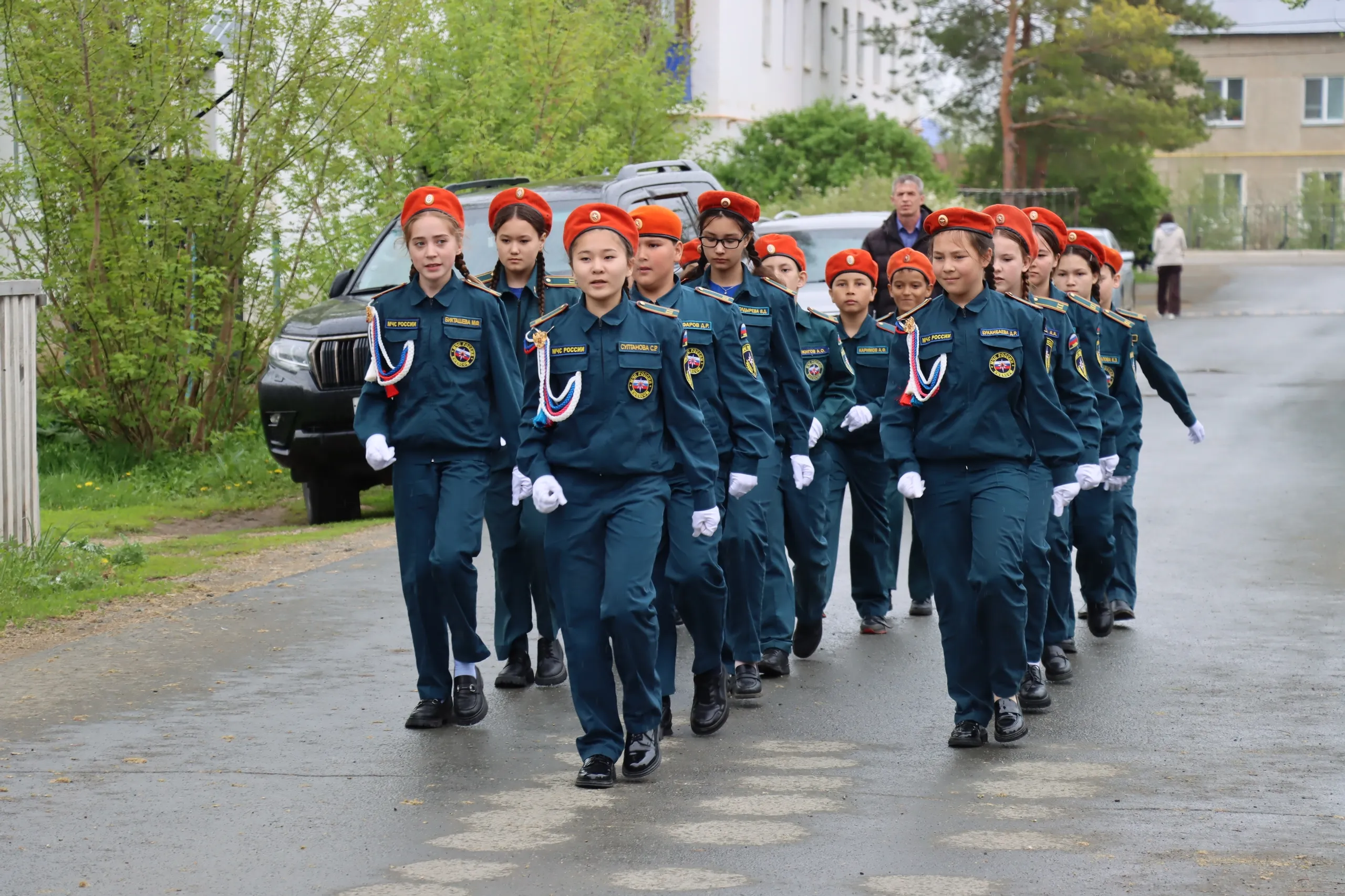 Хәйбулланың һуңғы ветеранының йорто алдында парад үтте