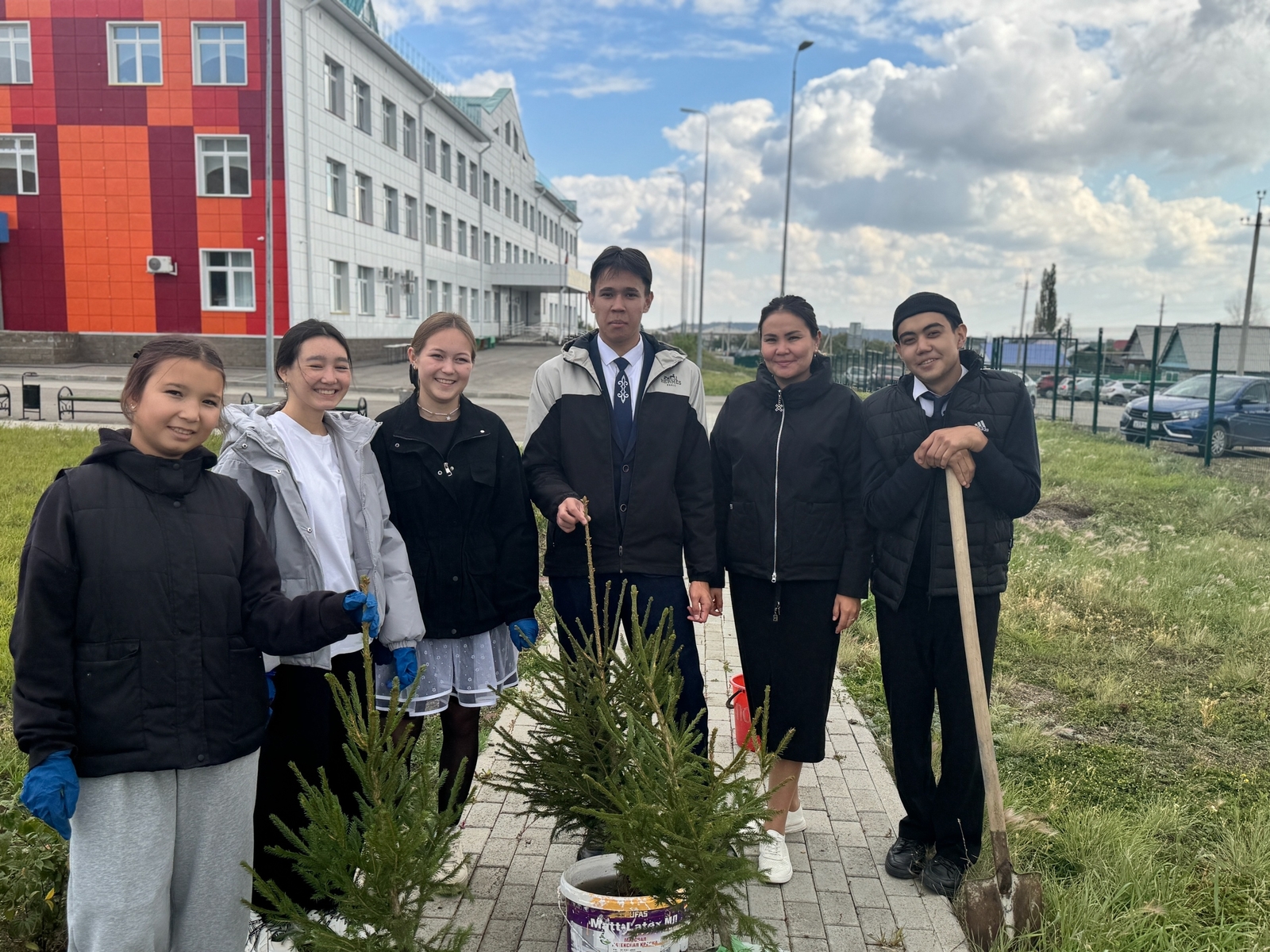 Уҡыусылар ағас ултыртты