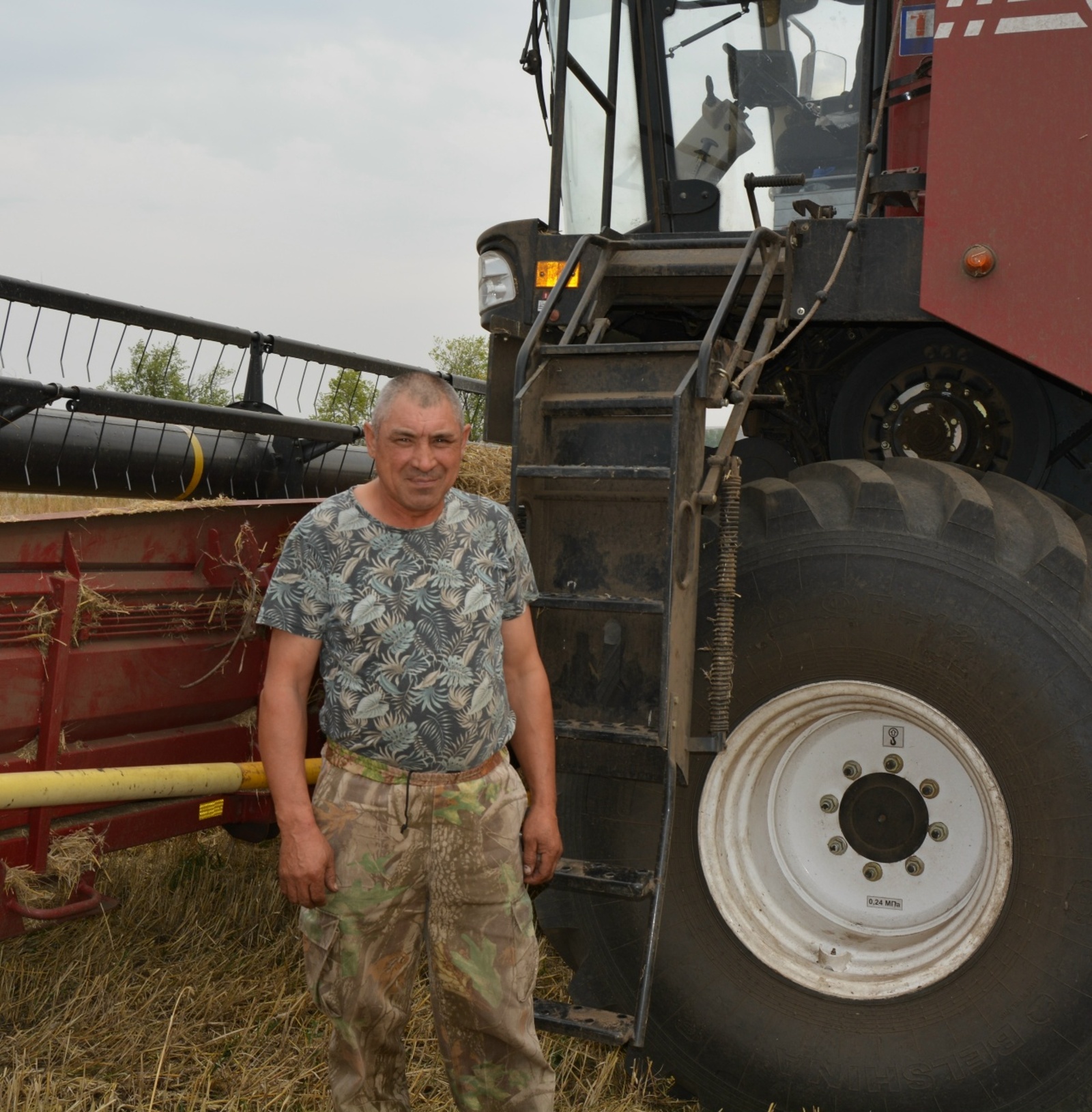 Бер туғандар ярышып иген ура