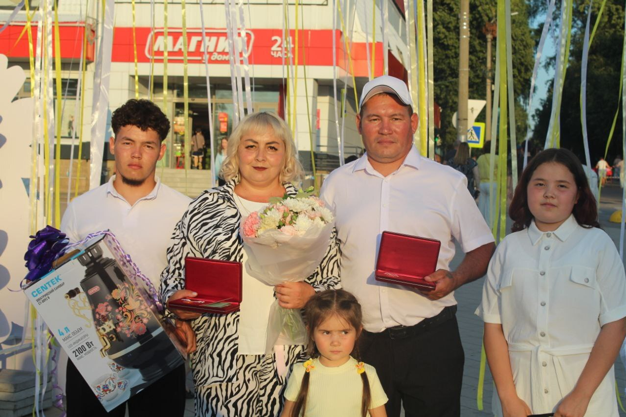 Күркәм ғаиләләр тәбрикләнде