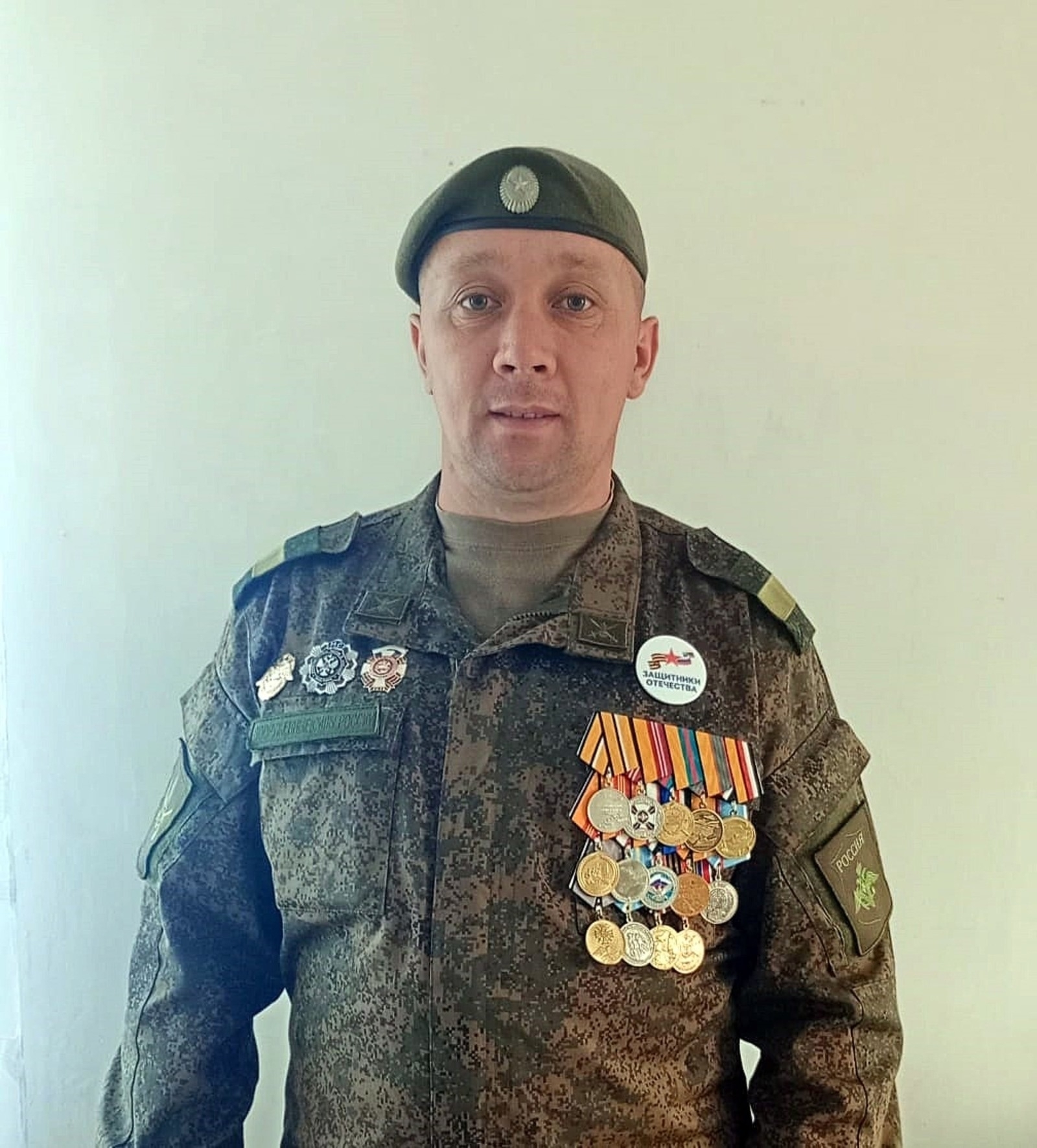 Помогает бойцам