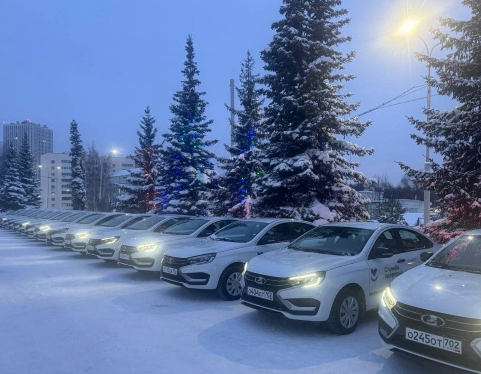 Районные и городские больницы получили автомобили