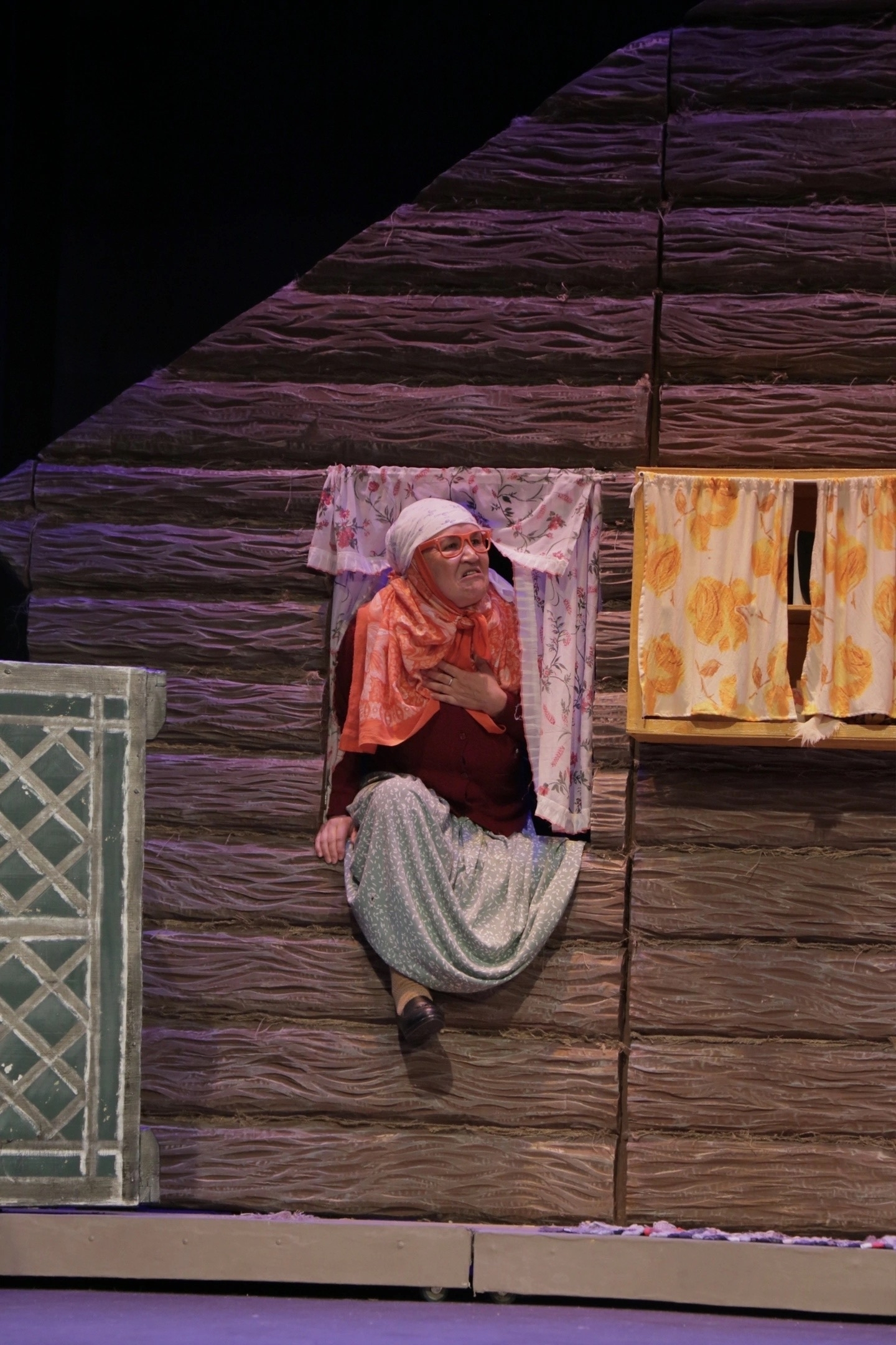 38 йыл ғүмерен сәхнәгә арнаған