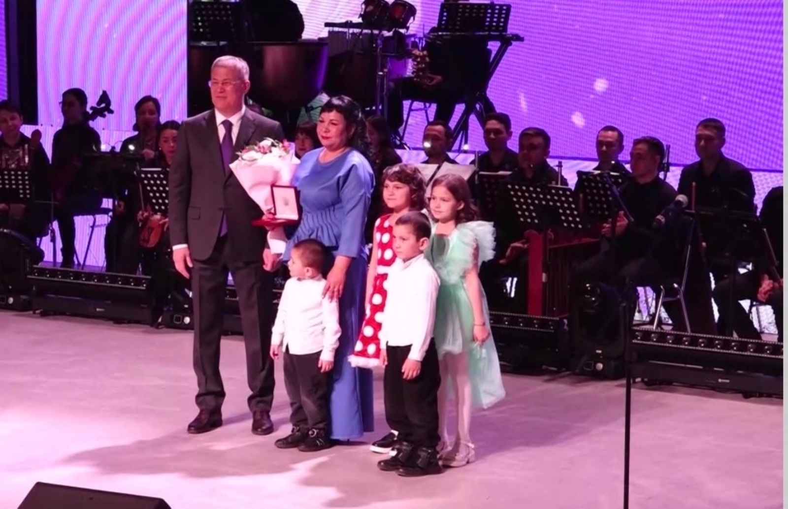 Башлыҡ ҡатын-ҡыҙҙарҙы байрам менән ҡотланы