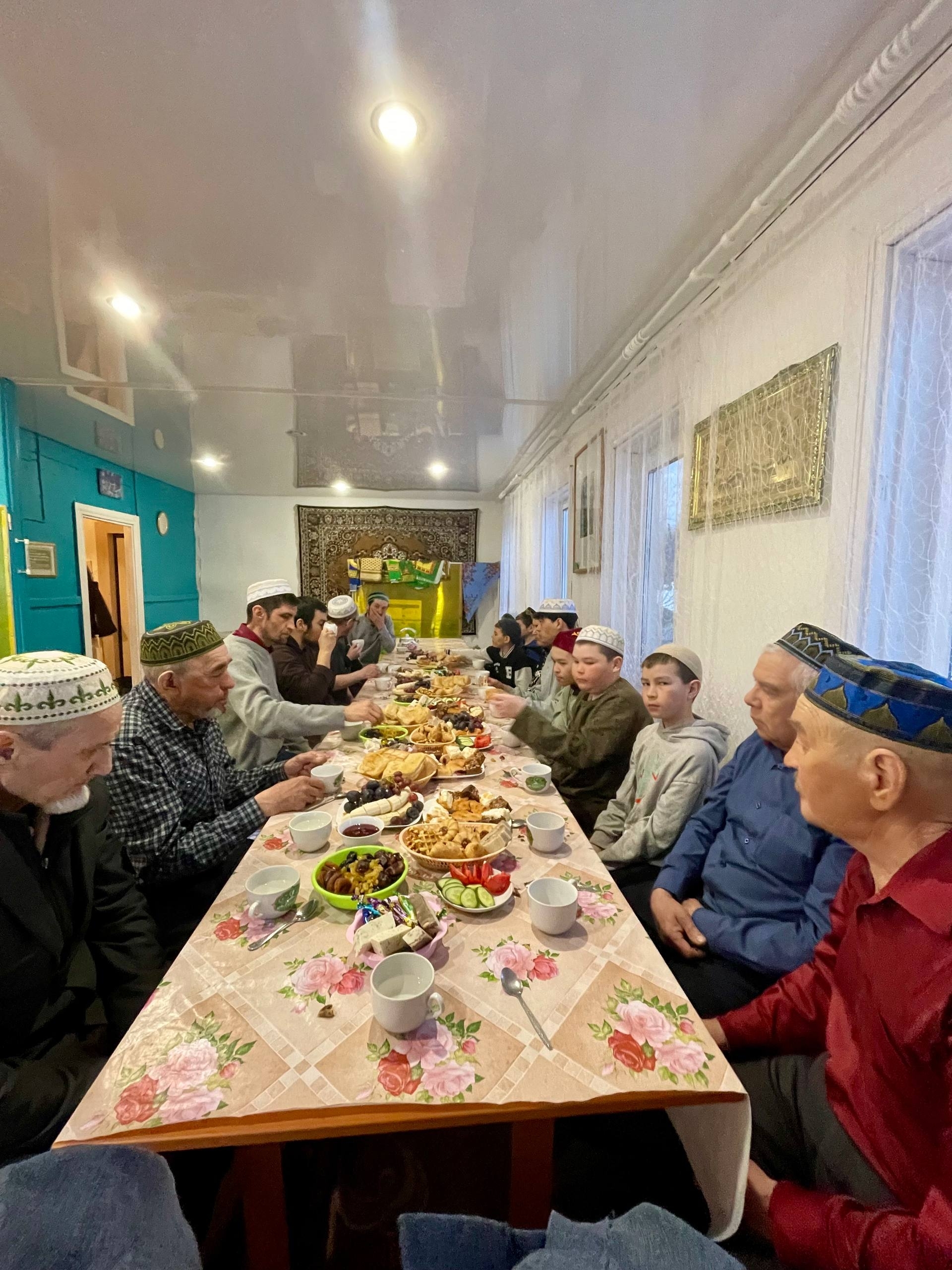 Ифтарға ир-егеттәр йыйылған