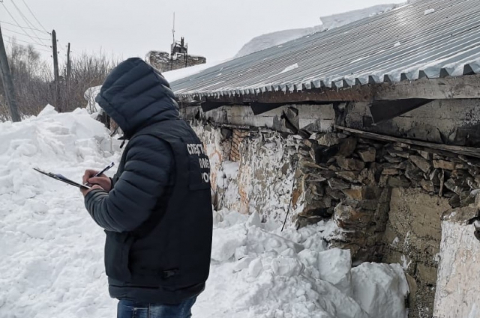 Ҡатындың башына ҡар төшкән