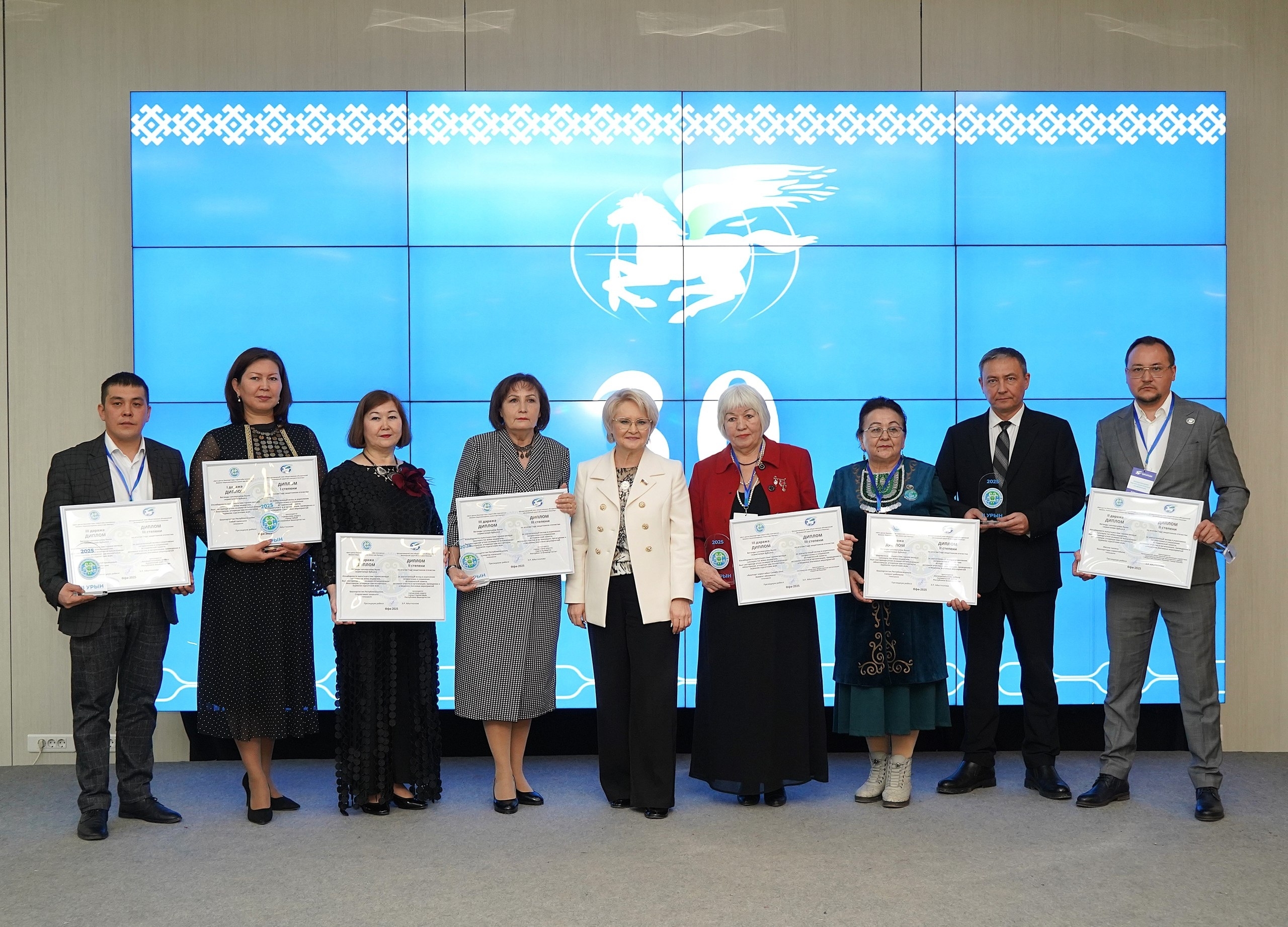 Беҙҙең көс -- берҙәмлектә!